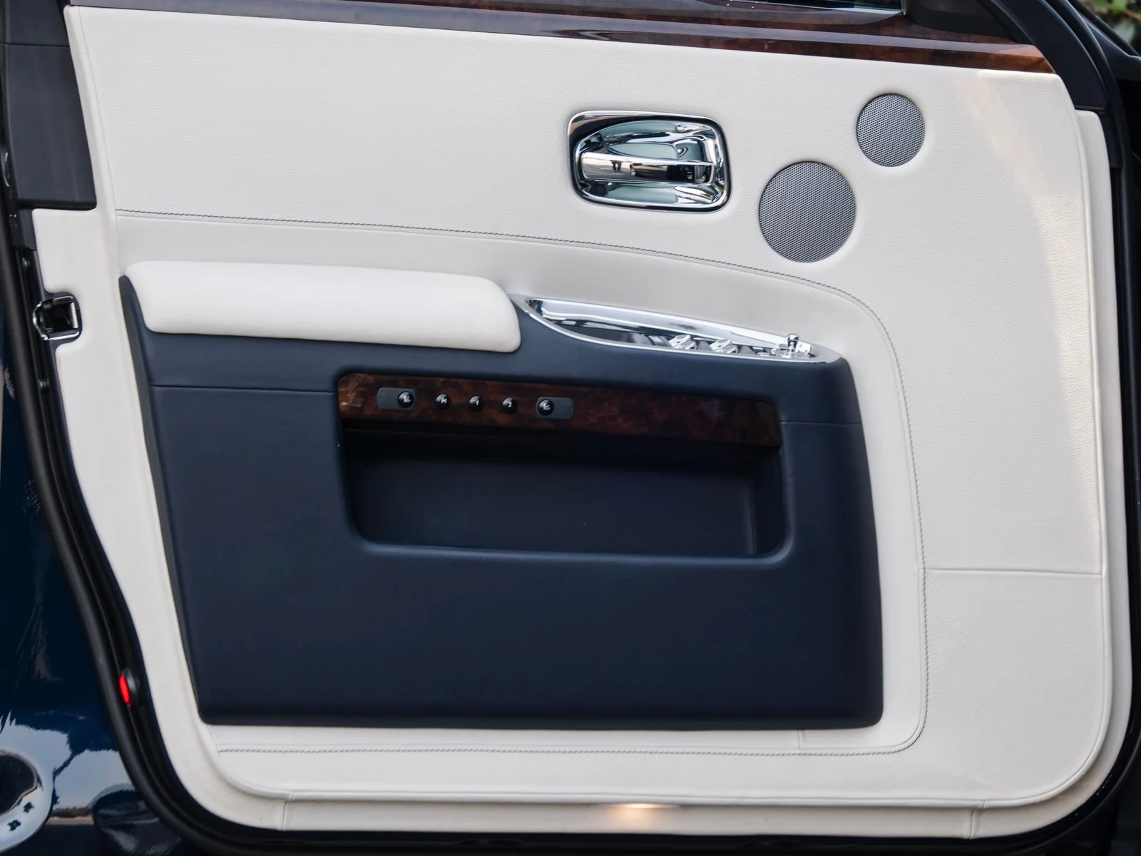 Certified Used 2016 Midnight Sapphire Rolls-Royce  image 31