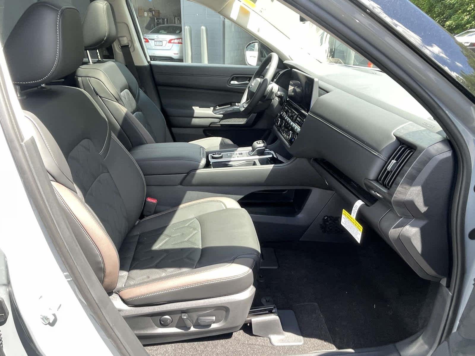 New 2026 Boulder Gray Pearl/Super Black Nissan Platinum image 23