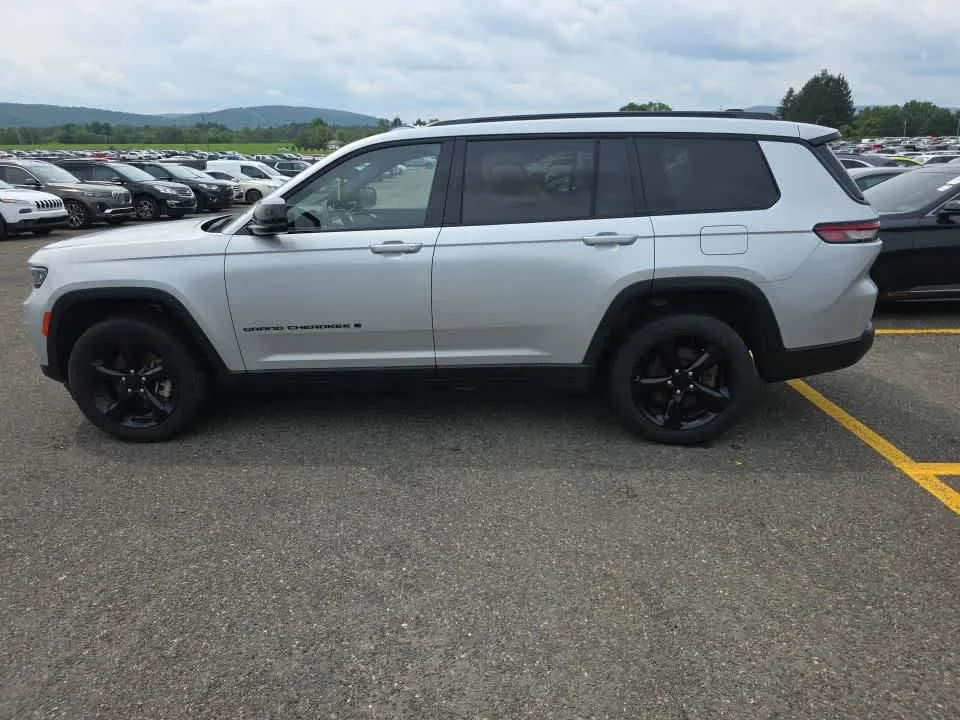 Used 2023 Silver Zynith Jeep Altitude image 4