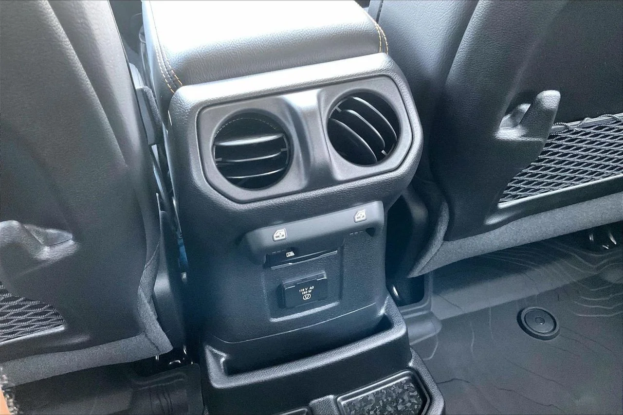 New 2026 Hydro Blue Pearl-Coat Exterior Paint Jeep Sahara image 15