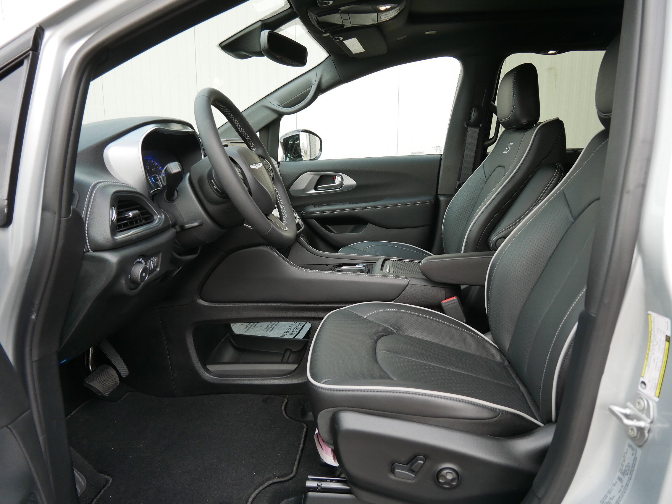 2026 Chrysler Pacifica Limited - Photo 7