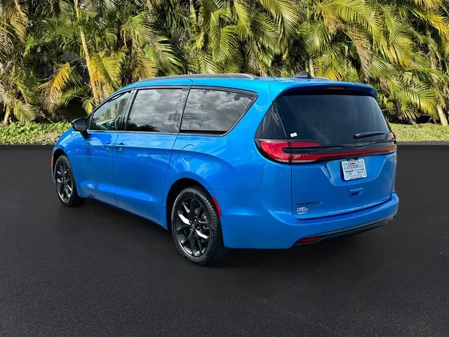 New 2026 Hydro Blue Pearl-Coat Exterior Paint Chrysler Select image 3
