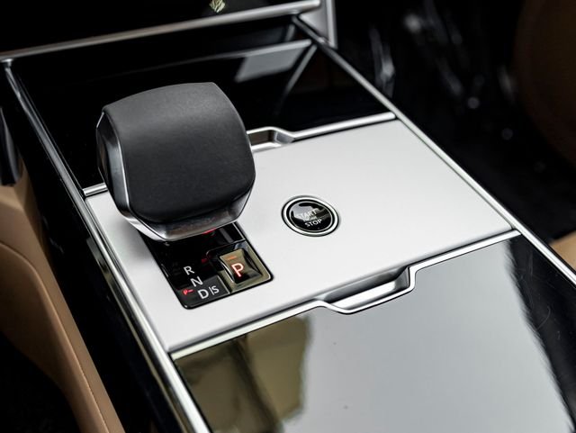 Certified Used 2025 British Racing Green SV Bespoke Ultra Met Gloss Land Rover SE image 23