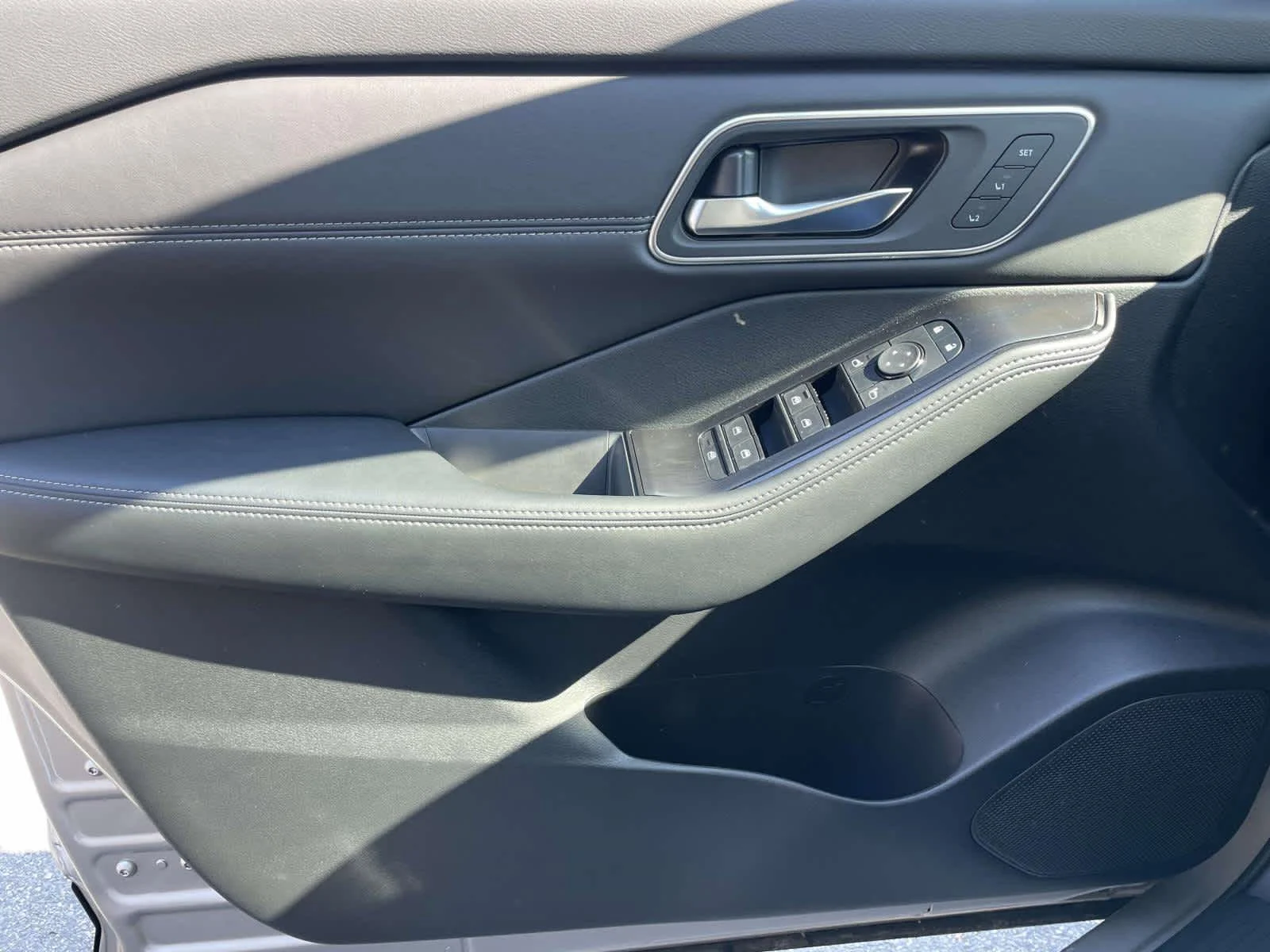 New 2026 Champagne Silver Metallic/Super Black Nissan Platinum image 31