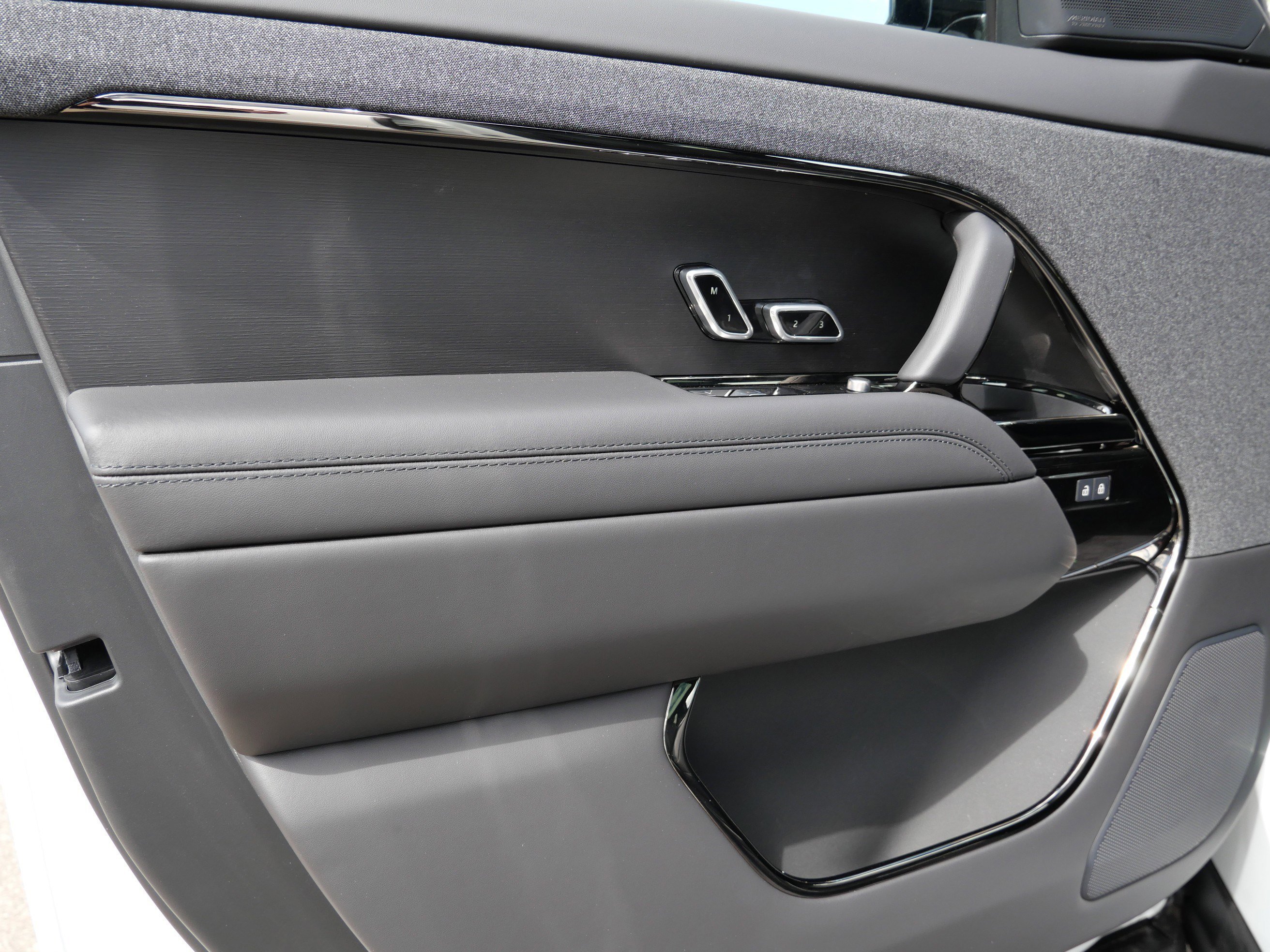 New 2026 Fuji White Land Rover Dynamic SE image 4