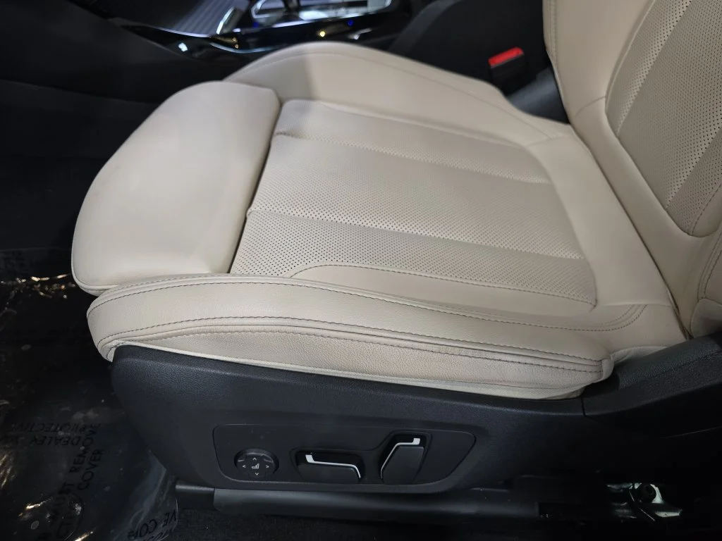 Used 2024 Alpine White BMW sDrive30i image 28