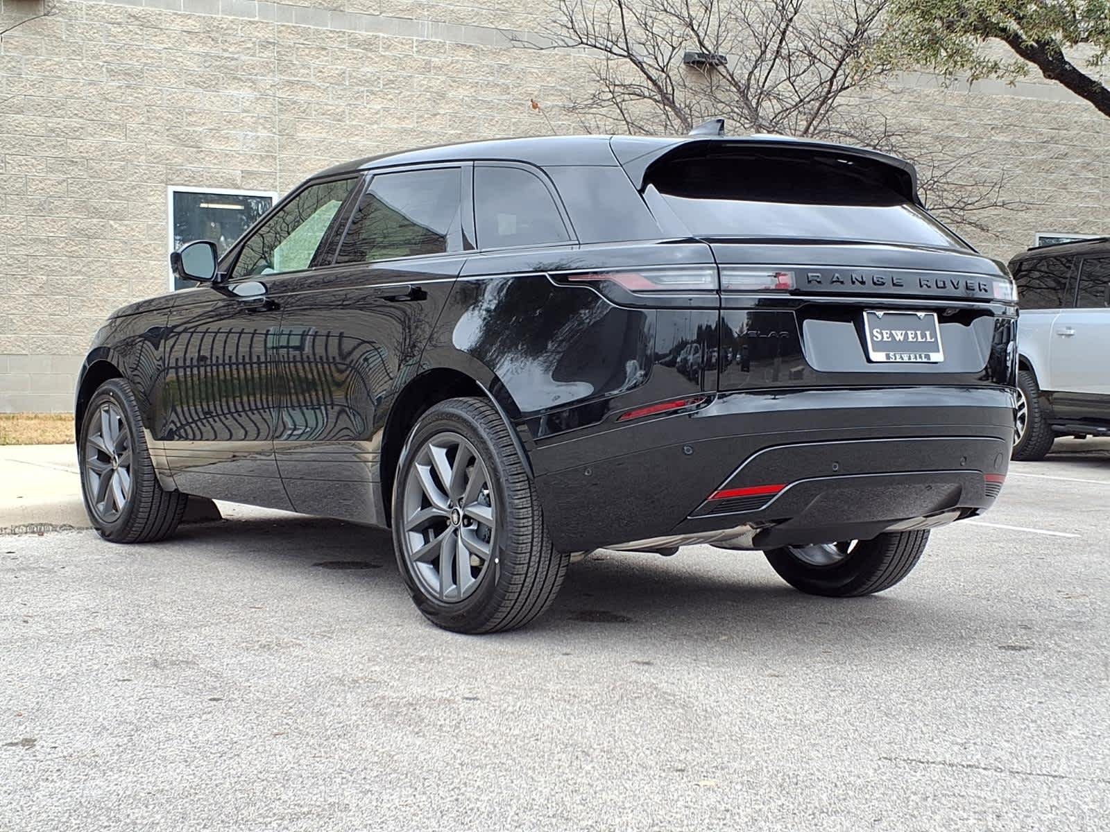 New 2026 Santorini Black Land Rover Dynamic SE image 4