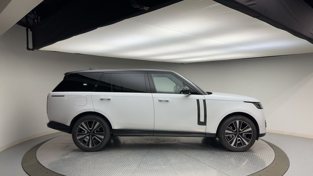 Used 2024 Fuji White Land Rover SE image 9