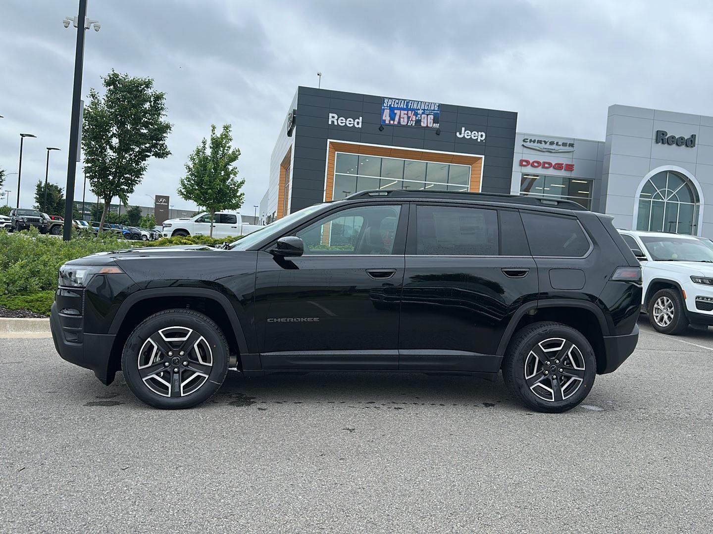 New 2026 Diamond Black Crystal Pearl-Coat Exterior Paint Jeep Limited image 2