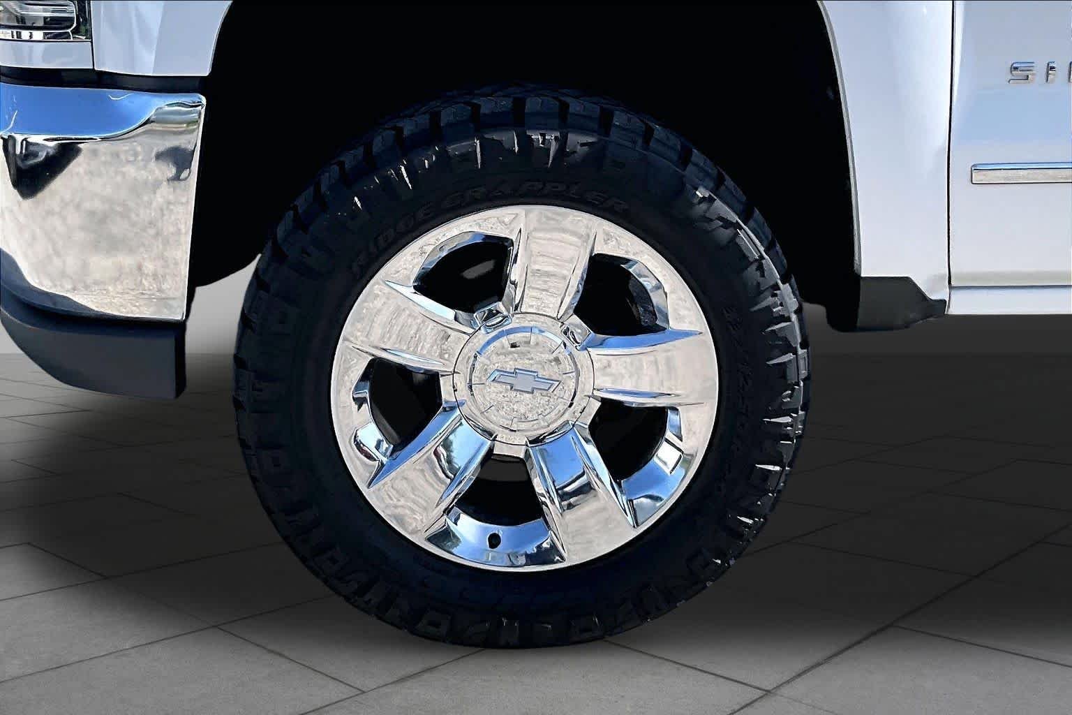 Used 2018 Iridescent Pearl Tricoat Chevrolet LTZ image 11