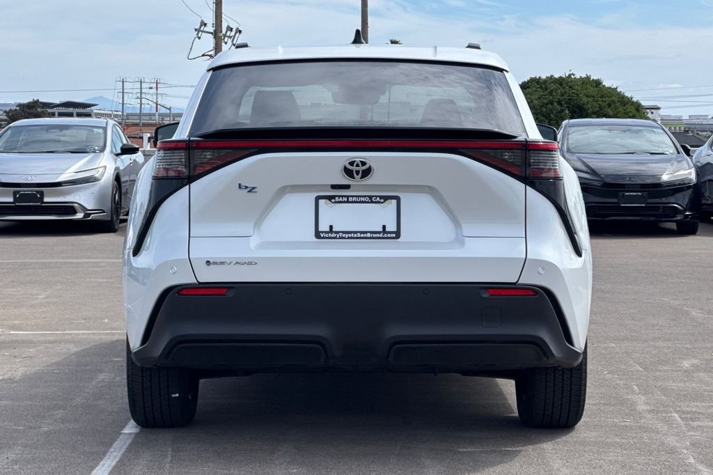 New 2026 Wind Chill Pearl <sup>1</sup> Toyota  XLE image 6