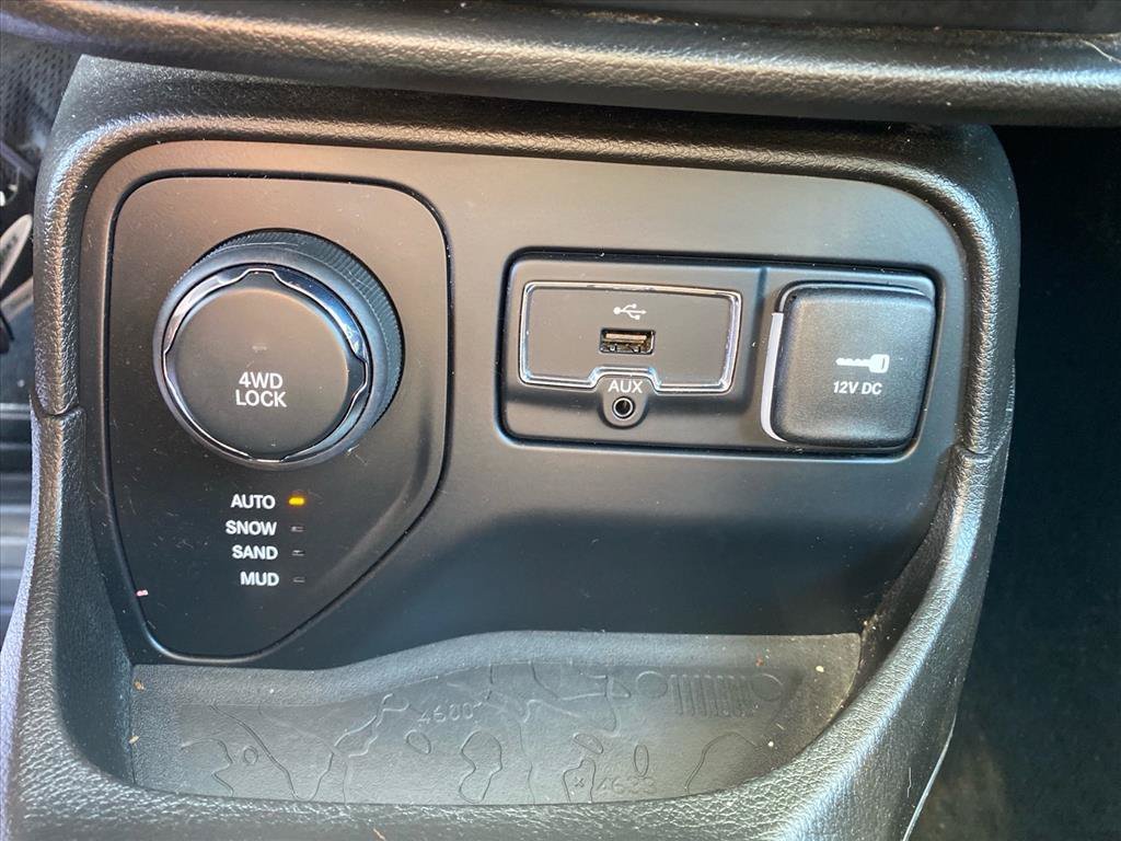 Used 2017 Glacier Metallic Jeep Latitude image 15