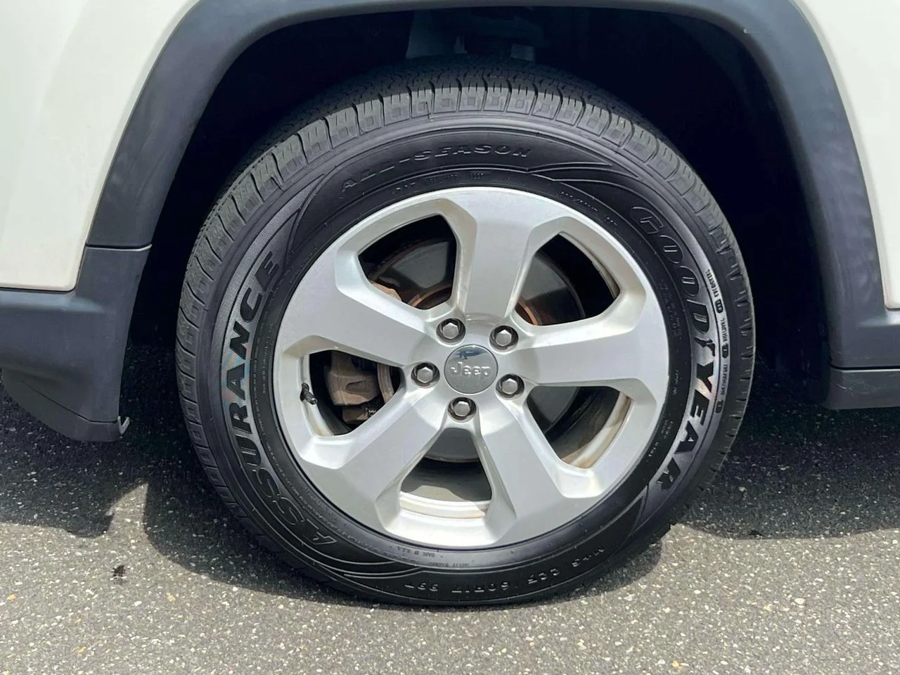 Used 2021 White Clearcoat Jeep Latitude 4x4 image 9