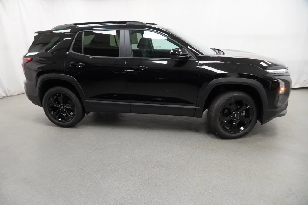 New 2027 Mosaic Black Metallic Chevrolet LT image 6