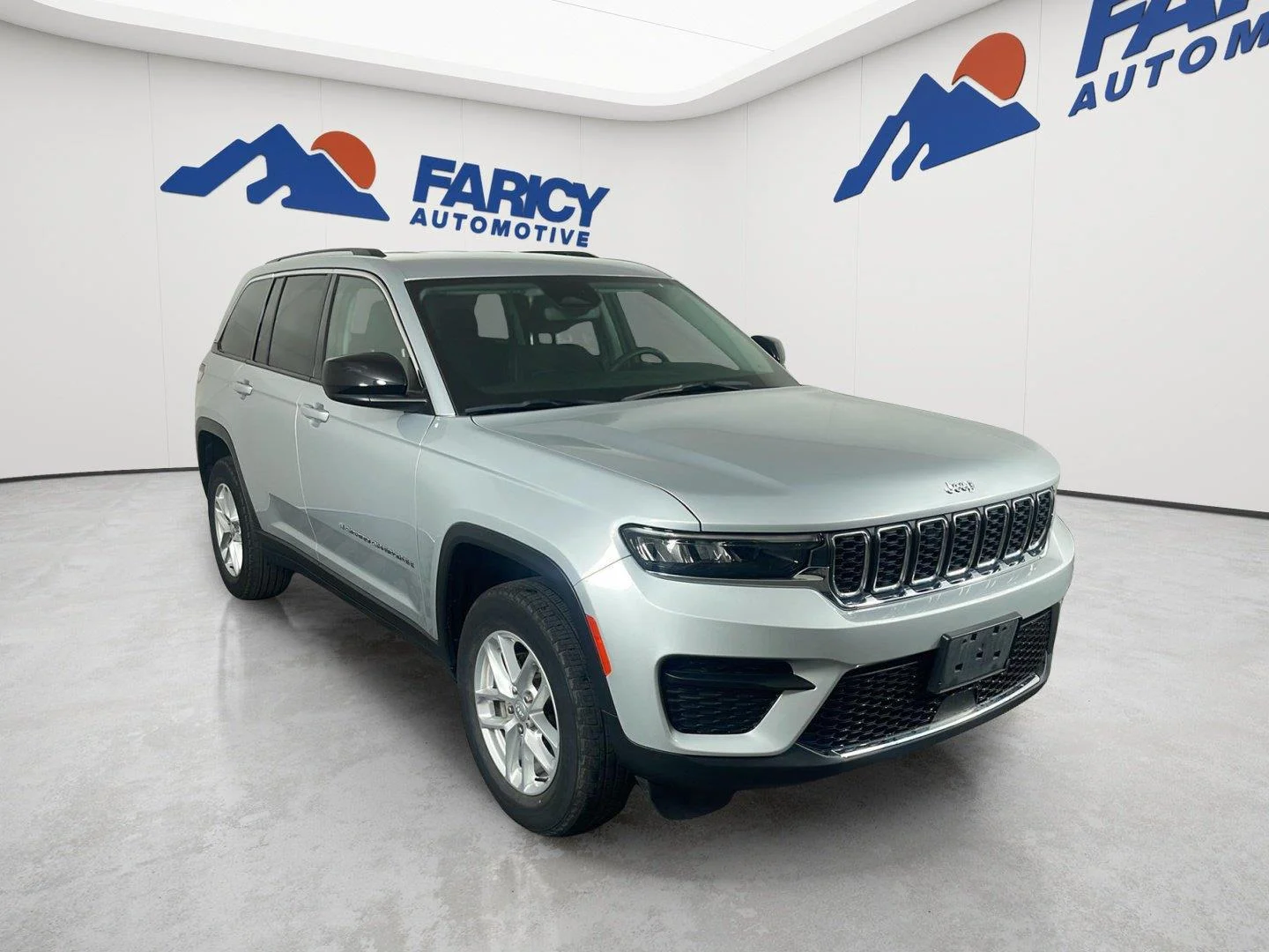 Used 2023 Silver Zynith Jeep Laredo image 4