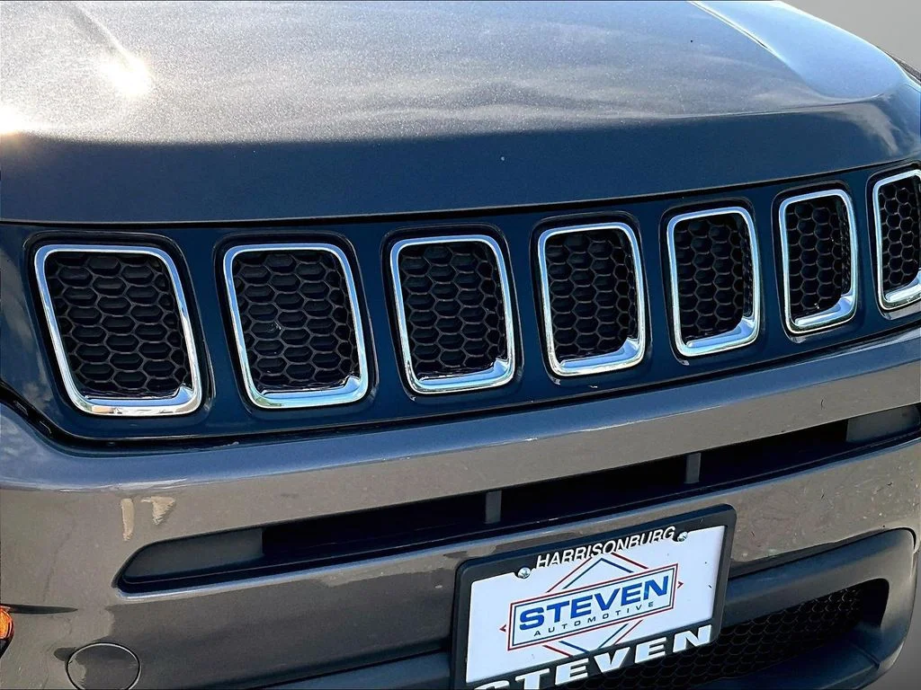 Used 2019 Crystal Metallic Jeep Latitude image 32