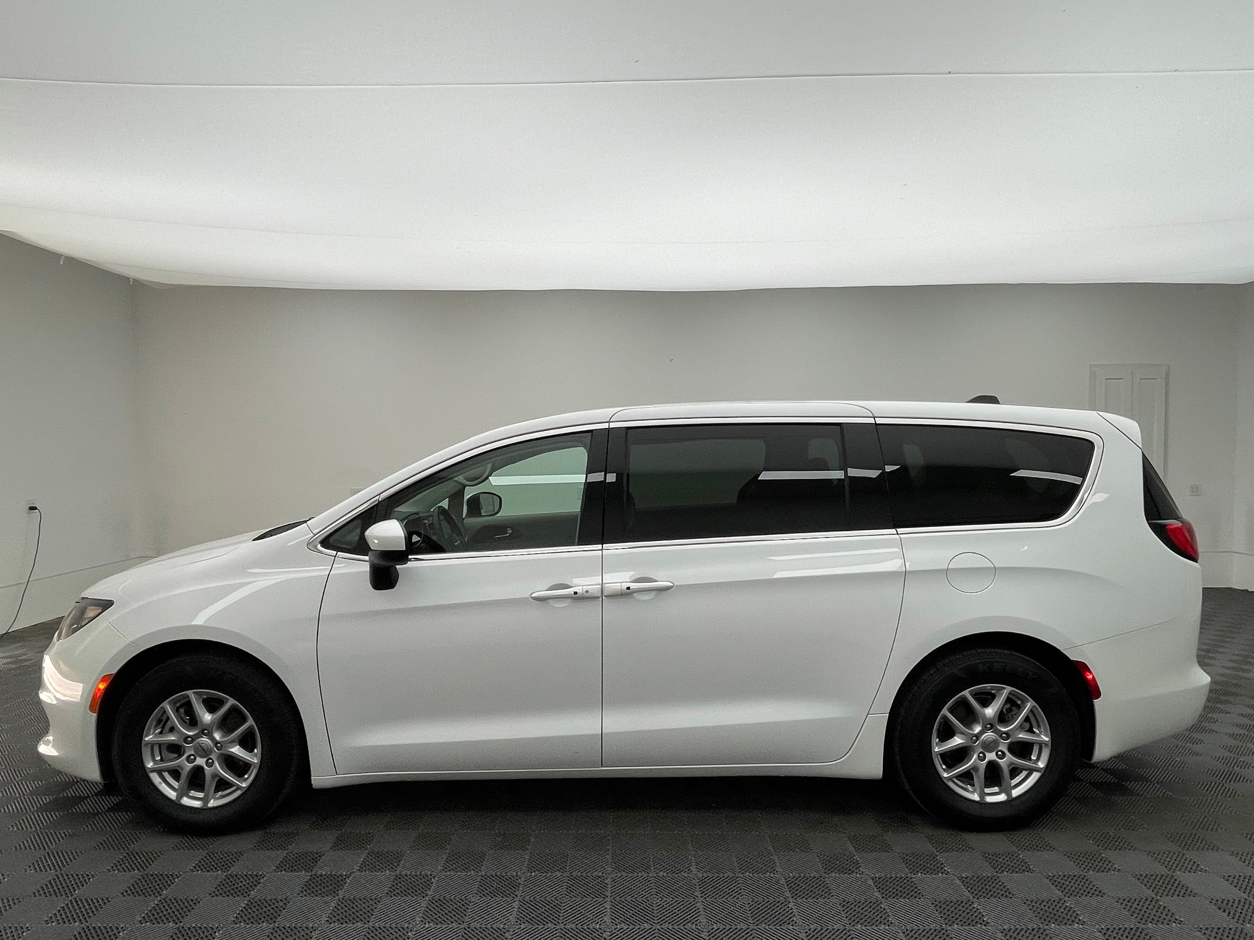 Used 2022 Bright White Clearcoat Chrysler LX image 13