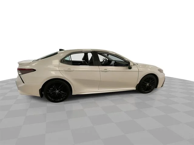 Used 2022  Toyota XSE image 2