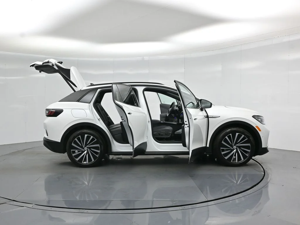 Used 2024 White Volkswagen S image 4