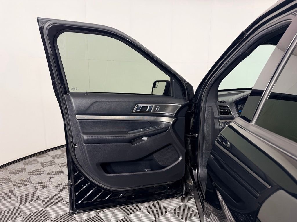 Used 2018 Black Ford XLT image 27