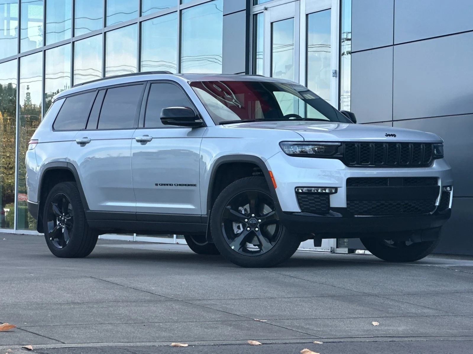 Used 2025 Silver Zynith Jeep Limited image 2
