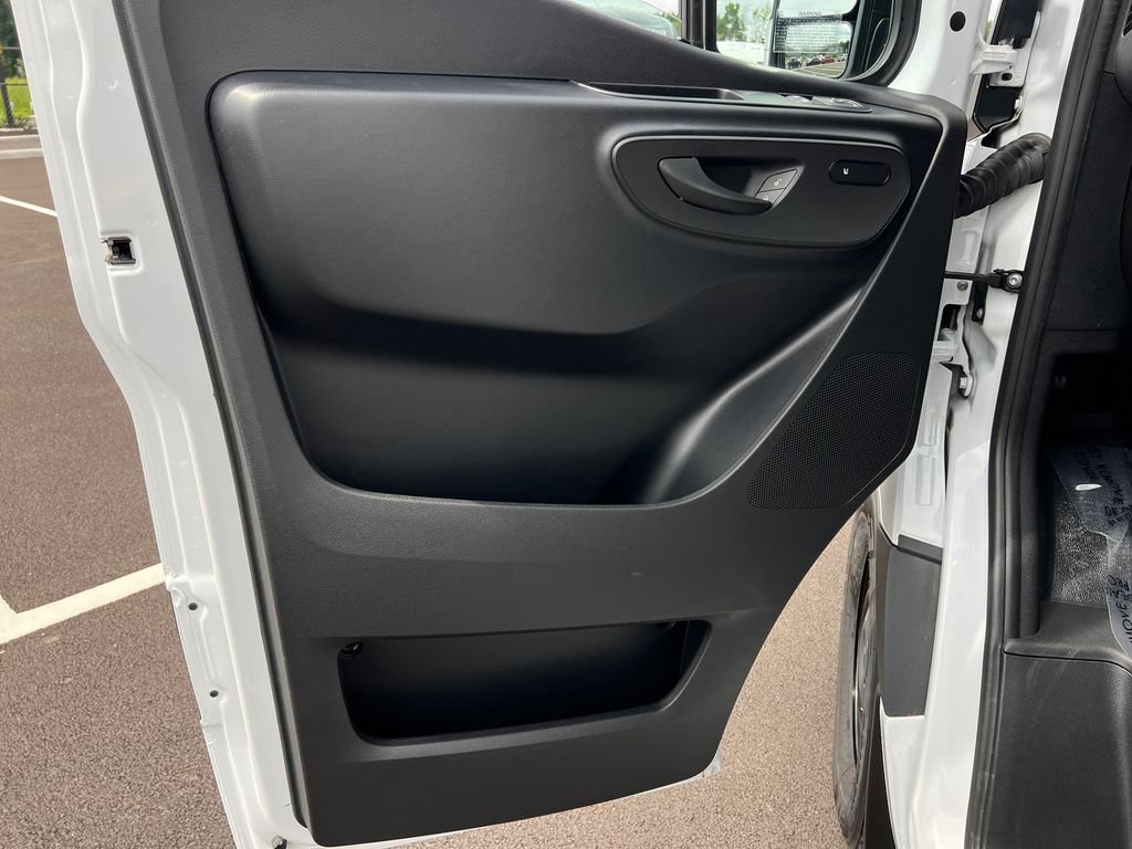 New 2026 Arctic+White Mercedes-Benz Cargo 144 WB image 10