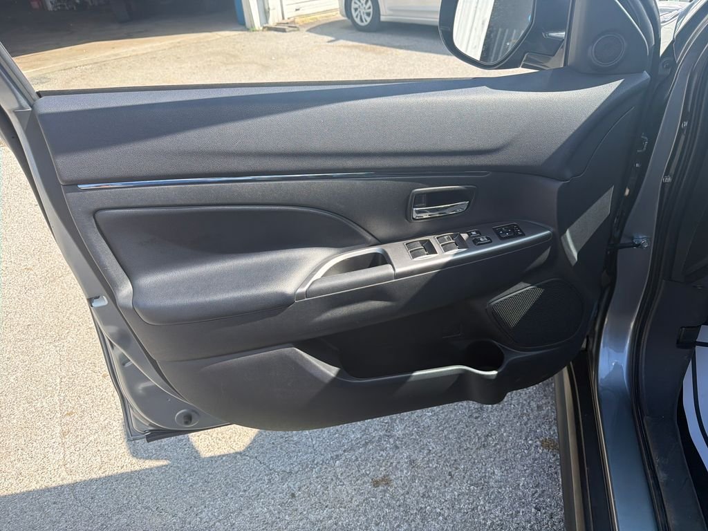 Used 2025 Blue Mitsubishi 2.0 SE image 12