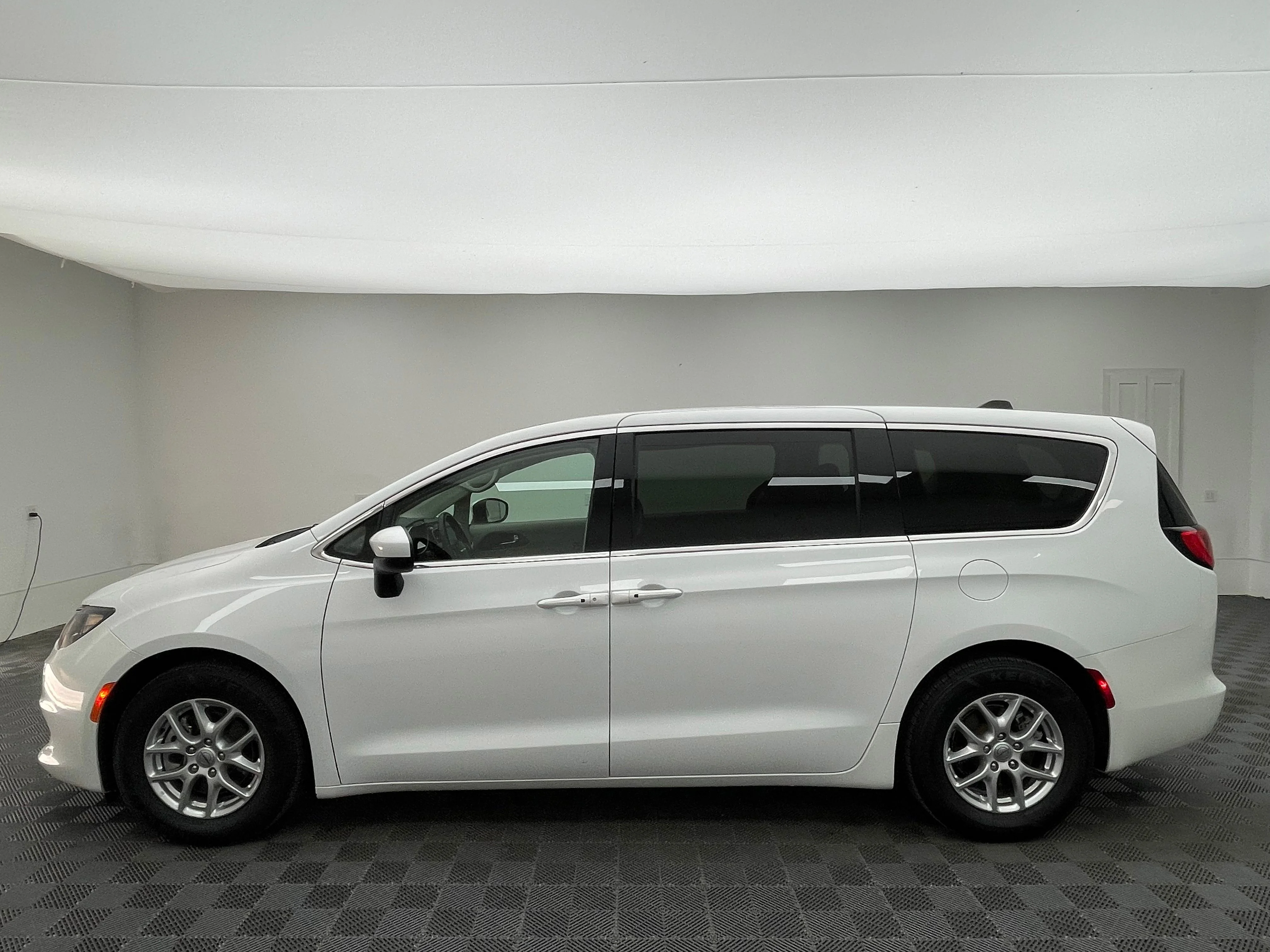 Used 2022 Bright White Clearcoat Chrysler LX image 13