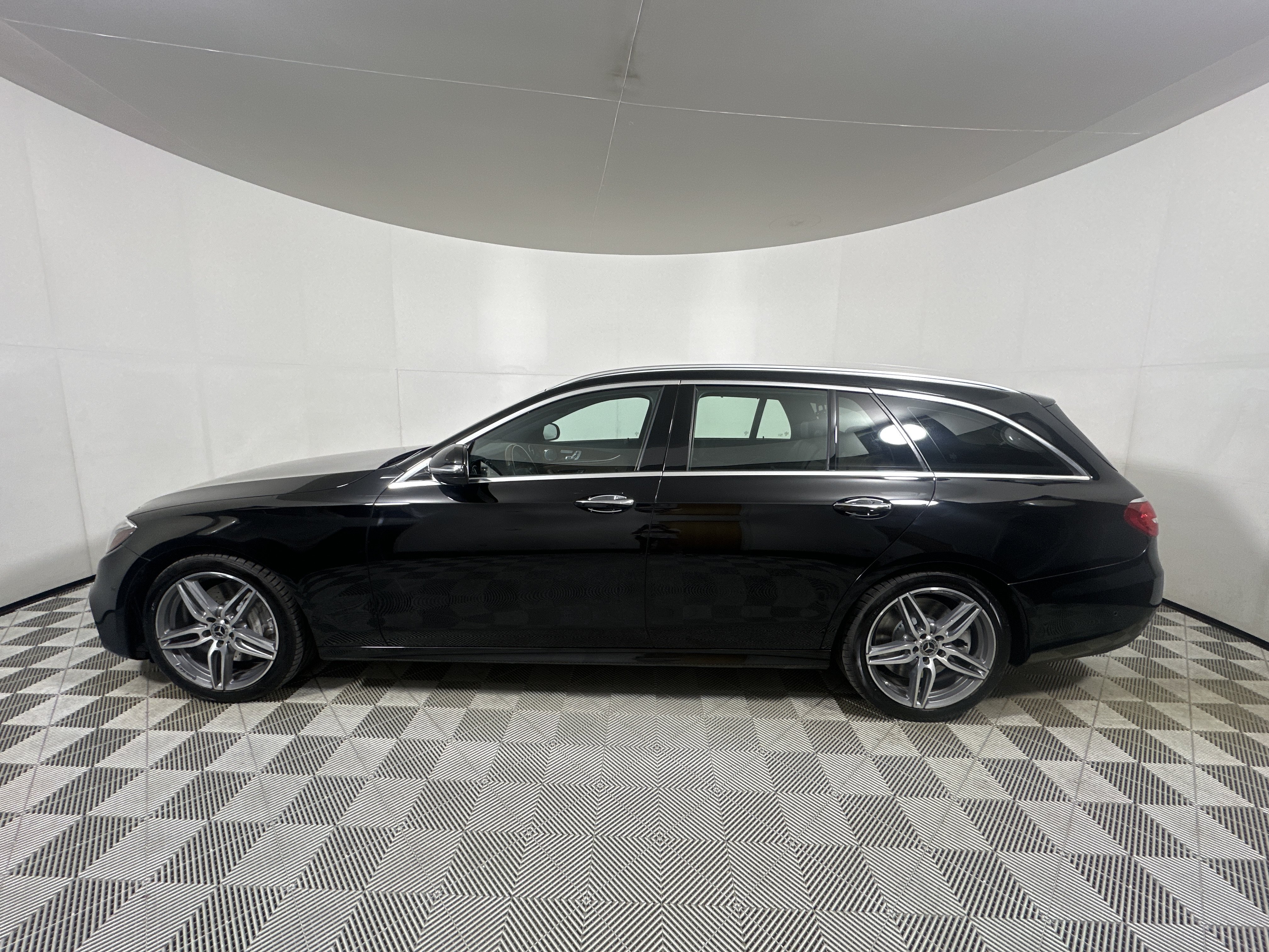Used 2018  Mercedes-Benz E 400 image 4