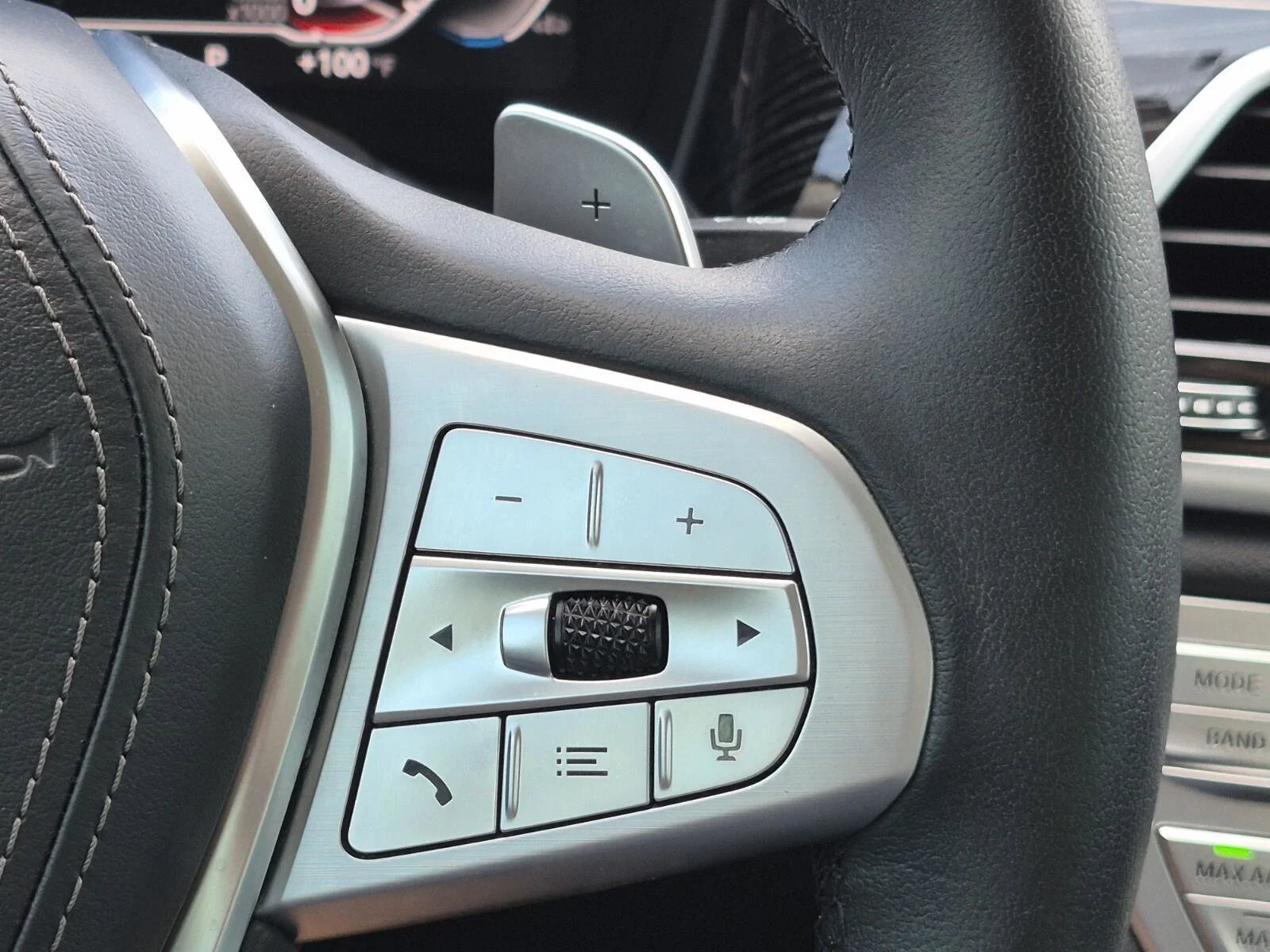 Used 2022 Black Sapphire Metallic BMW 740i image 27