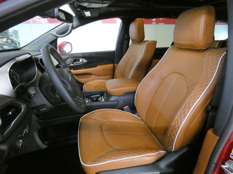 Used 2024 RED Chrysler Pinnacle FWD image 9