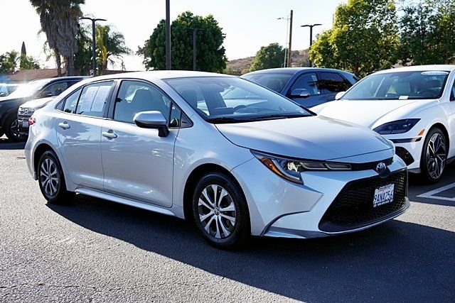 Used 2022 Silver Toyota LE image 5