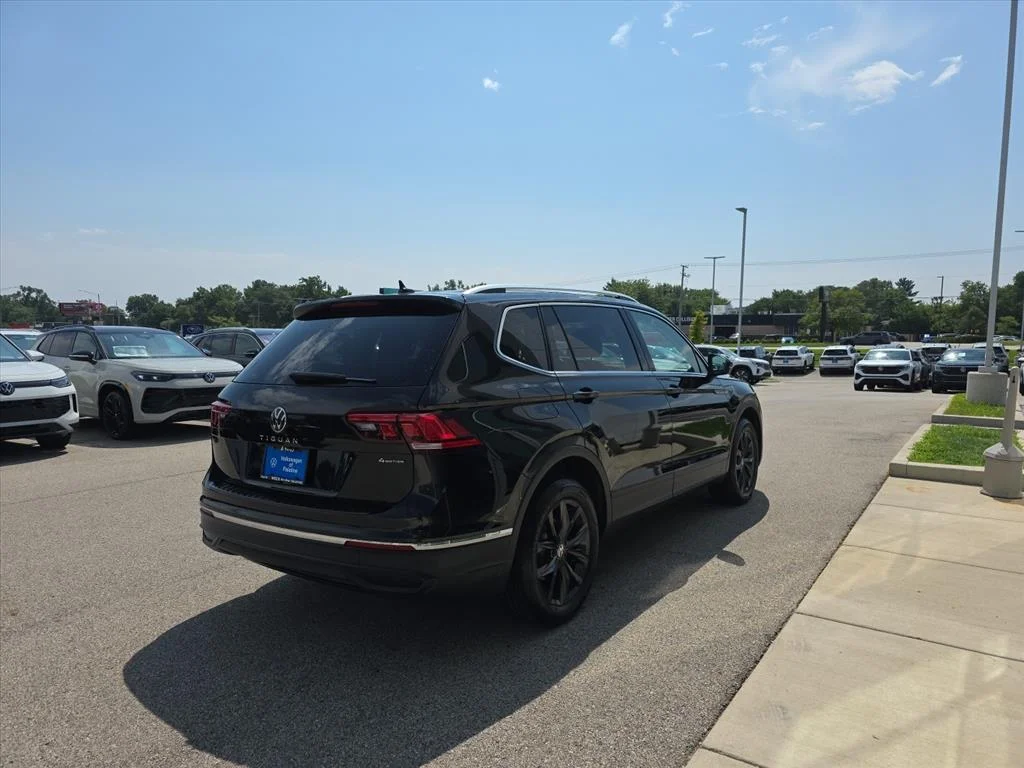 Used 2024 Black Volkswagen 2.0T SE 4MOTION image 5