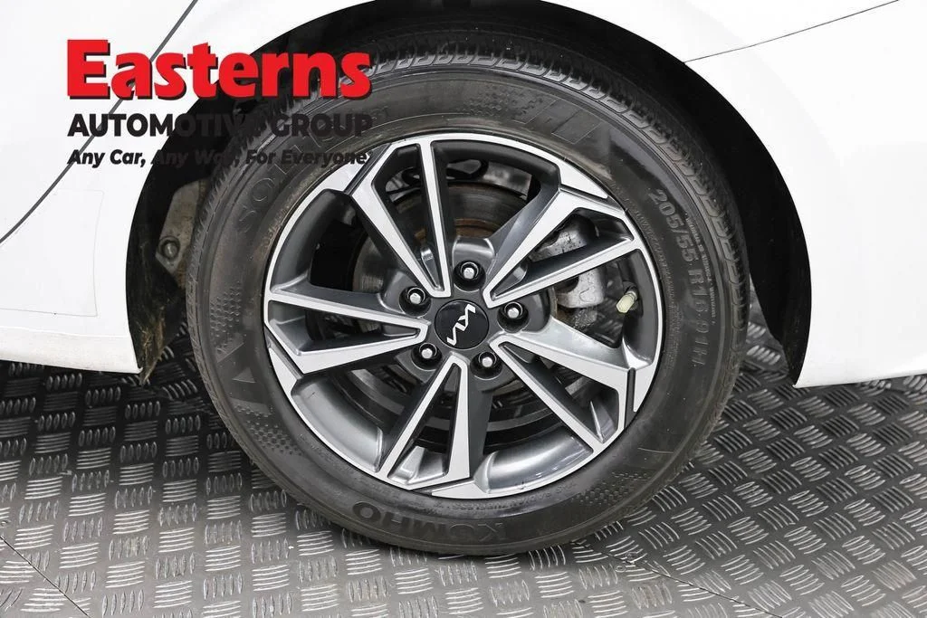 Used 2023 White Kia LXS image 34