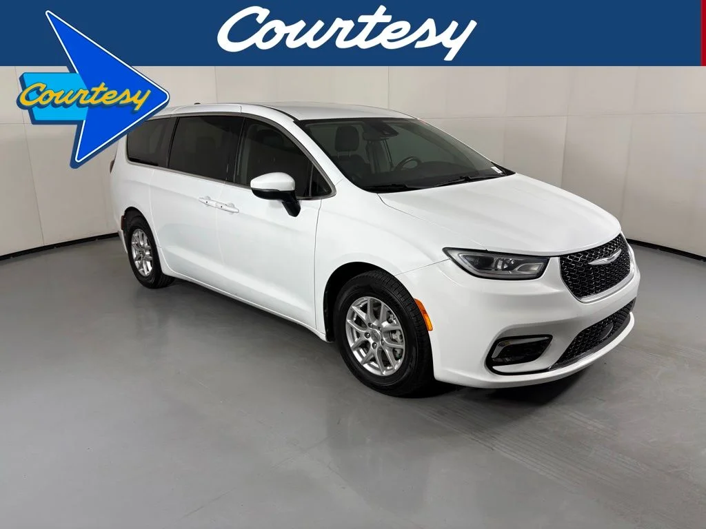 2023 Chrysler Pacifica Touring L's photo