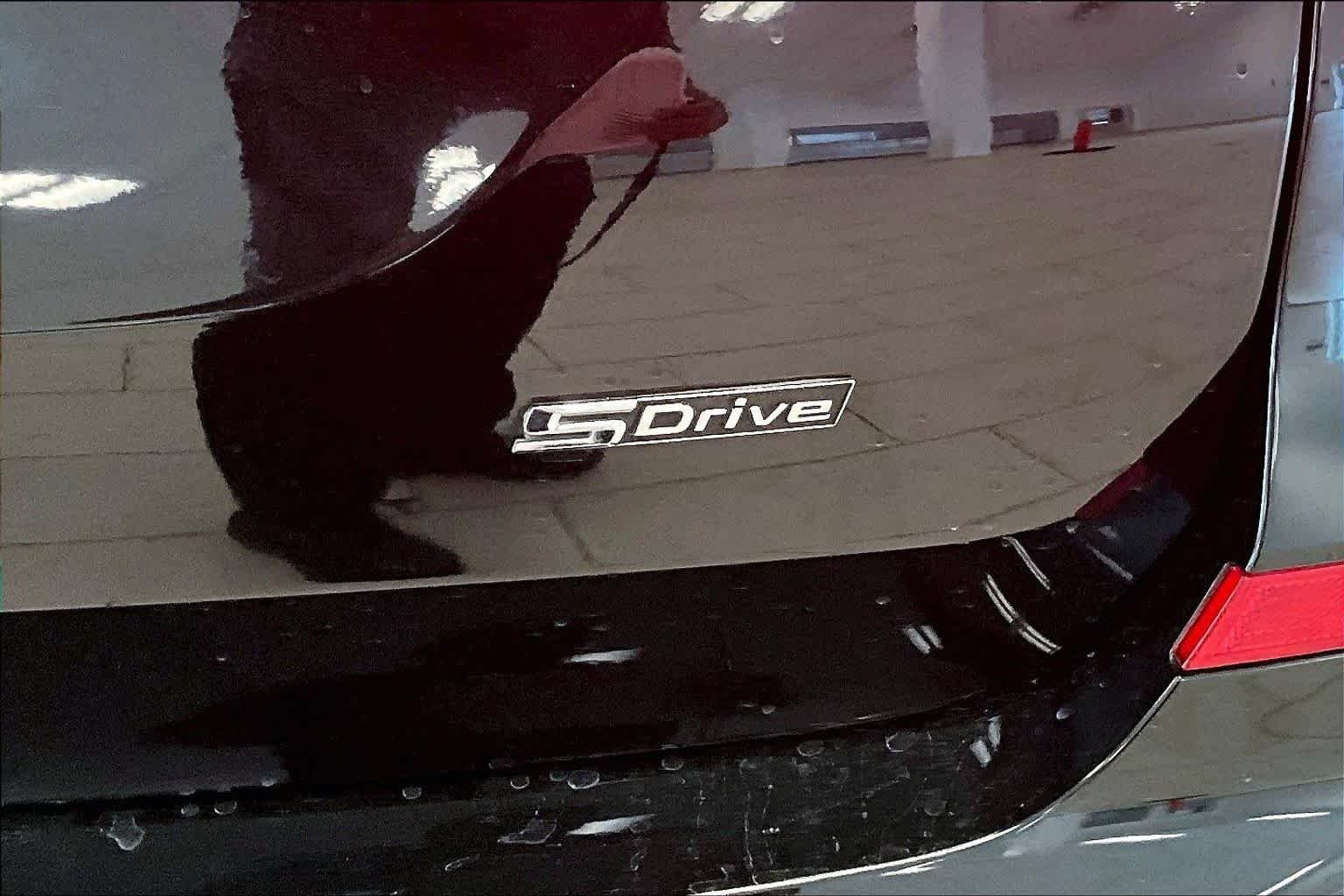 Used 2019 Jet Black BMW sDrive30i image 9