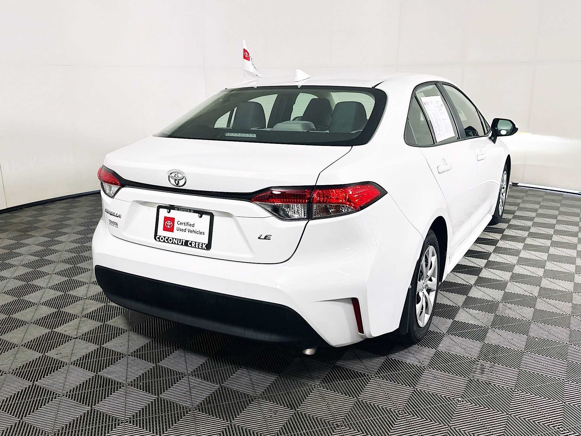 Used 2024 Ice Toyota LE image 3