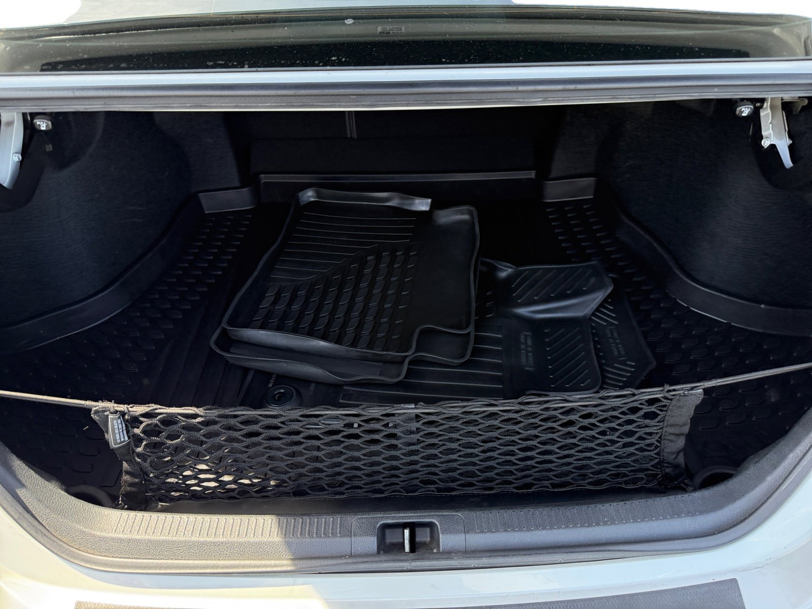 Used 2018 Pearl Toyota XSE V6 image 17