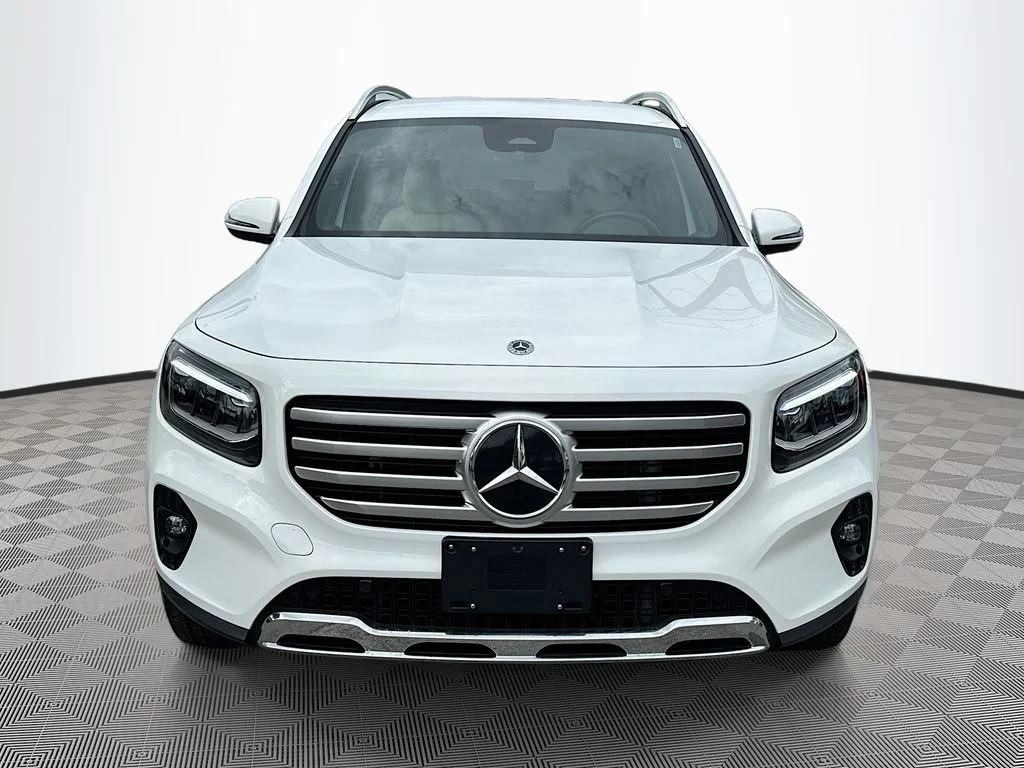 Used 2025  Mercedes-Benz GLB 250 image 2