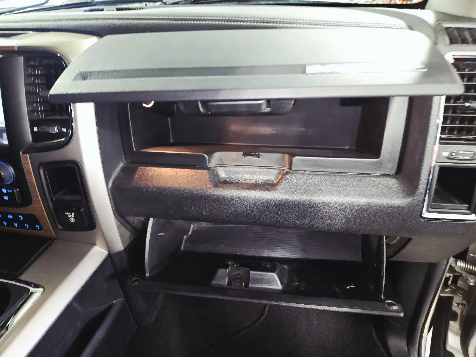 Used 2014 Bright Silver Metallic Clearcoat Ram Laramie image 43