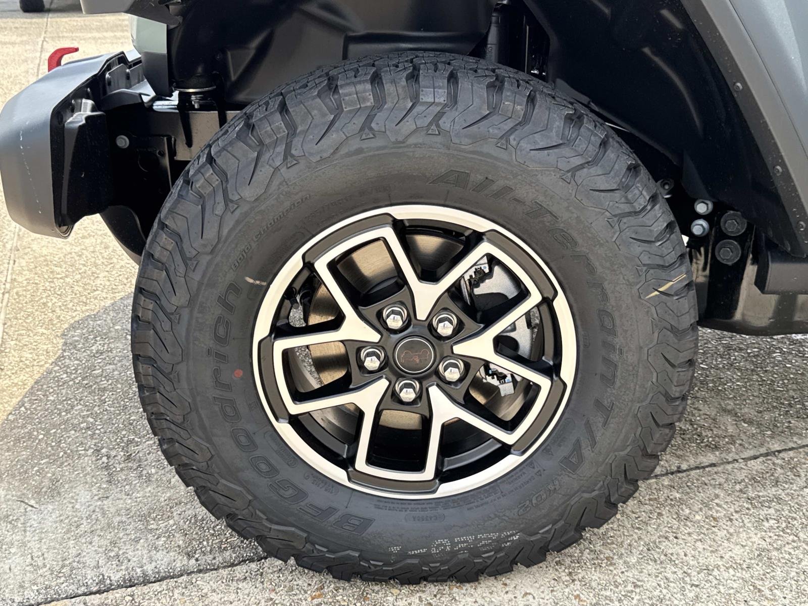 New 2026 Bright White Clear-Coat Exterior Paint Jeep Limited image 3