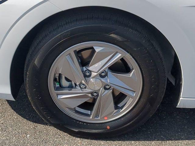 New 2026 White Hyundai SE image 11