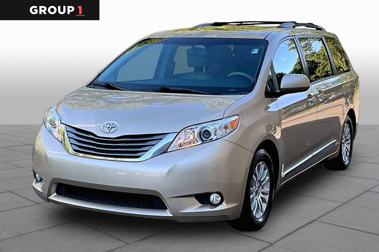 2013 Toyota Sienna XLE V6 7-Passenger Access Seat's photo