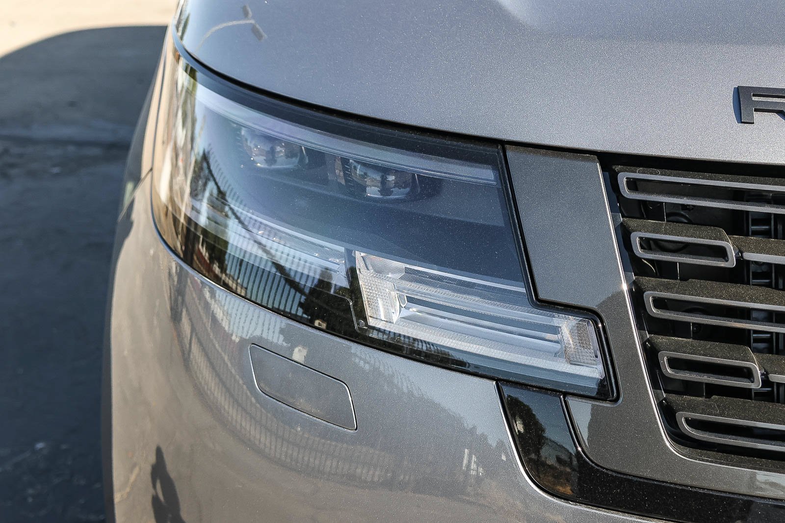 New 2026 Eiger Grey Land Rover SE image 11