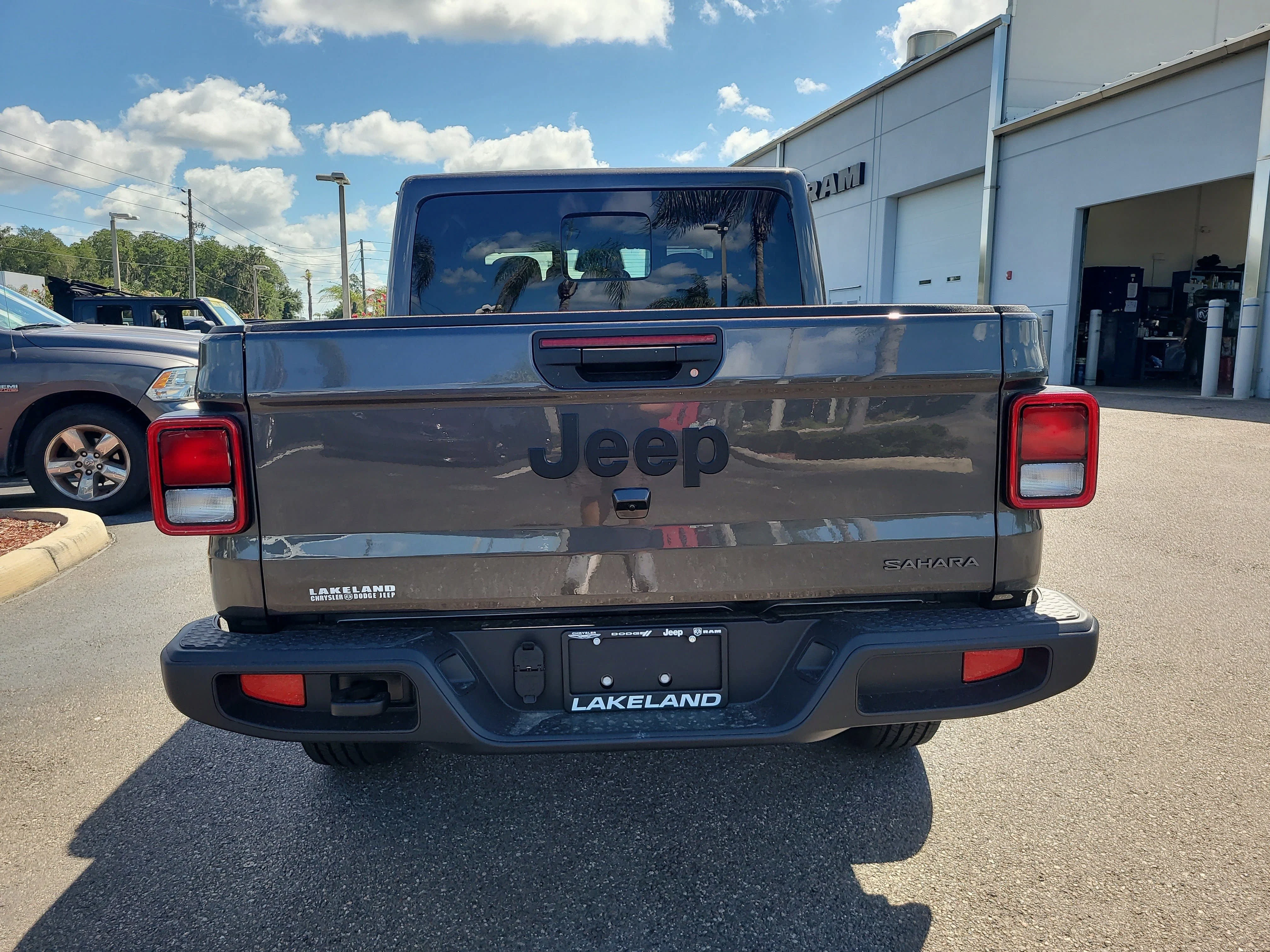 New 2026 Granite Crystal Metallic Clearcoat Jeep Sahara image 7