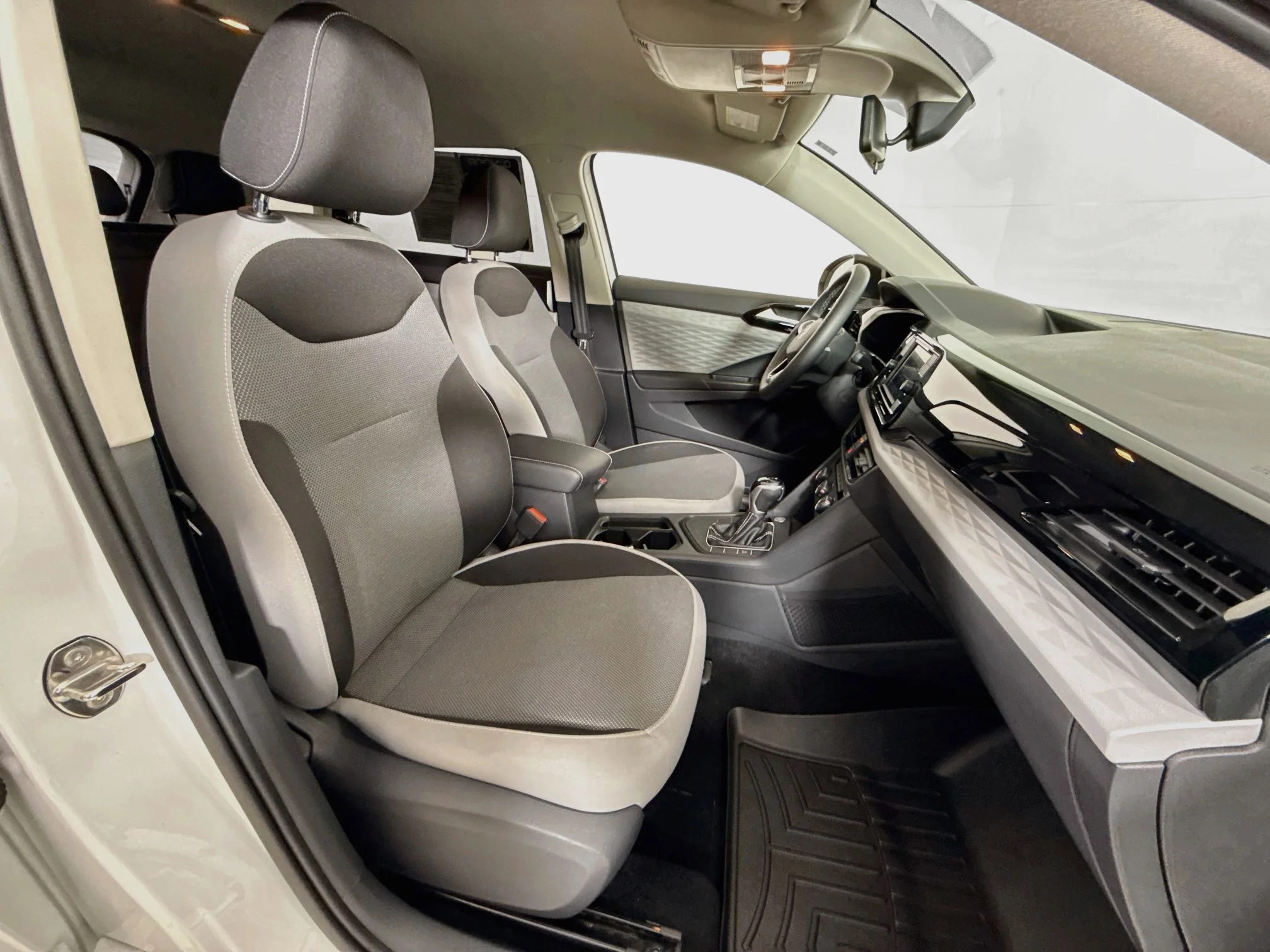 Used 2022 Pure White Volkswagen S image 25