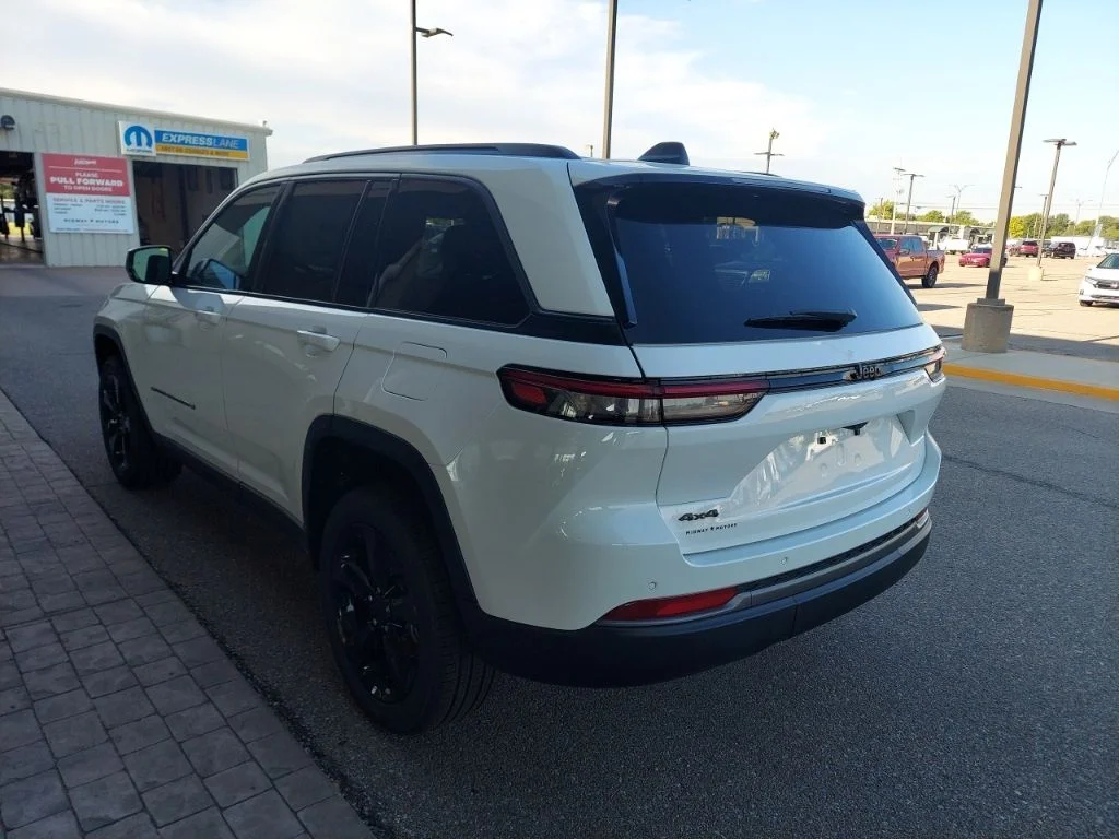 New 2026 Bright White Clear-Coat Exterior Paint Jeep Limited image 5