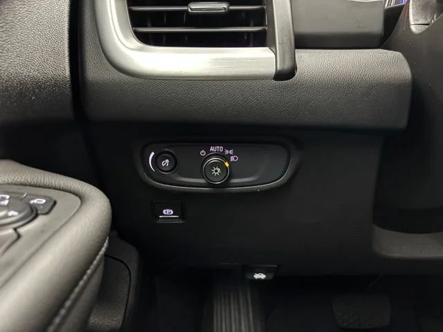 Used 2024 Downpour Metallic GMC SLE image 18
