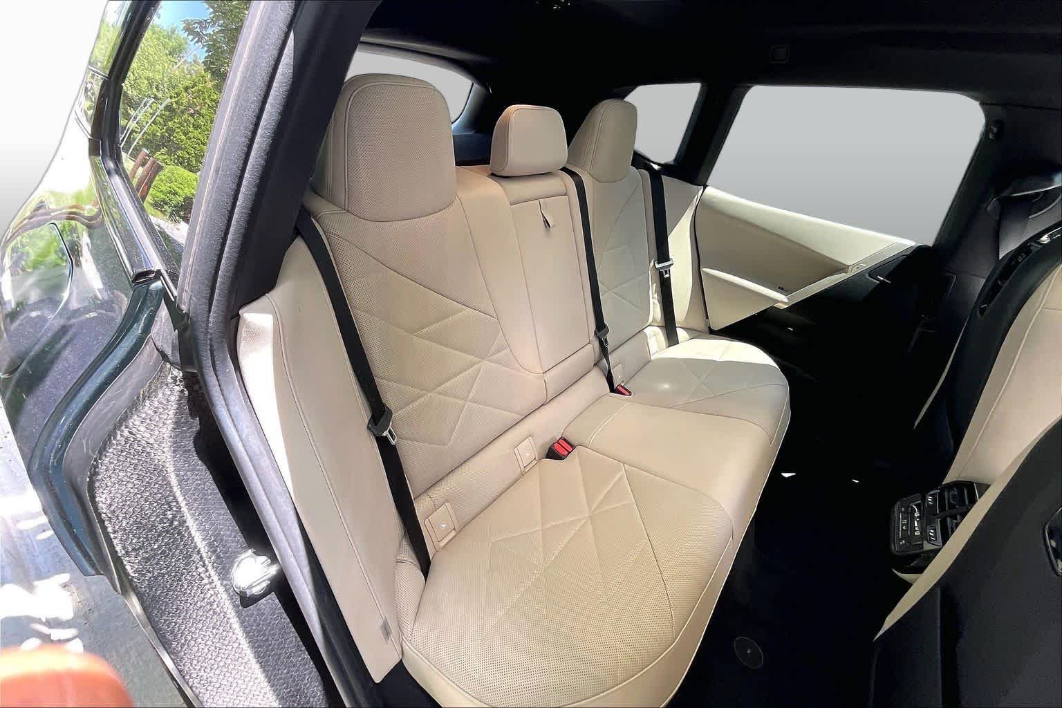 Used 2023 Blue Ridge Mountain Metallic BMW xDrive50 image 19