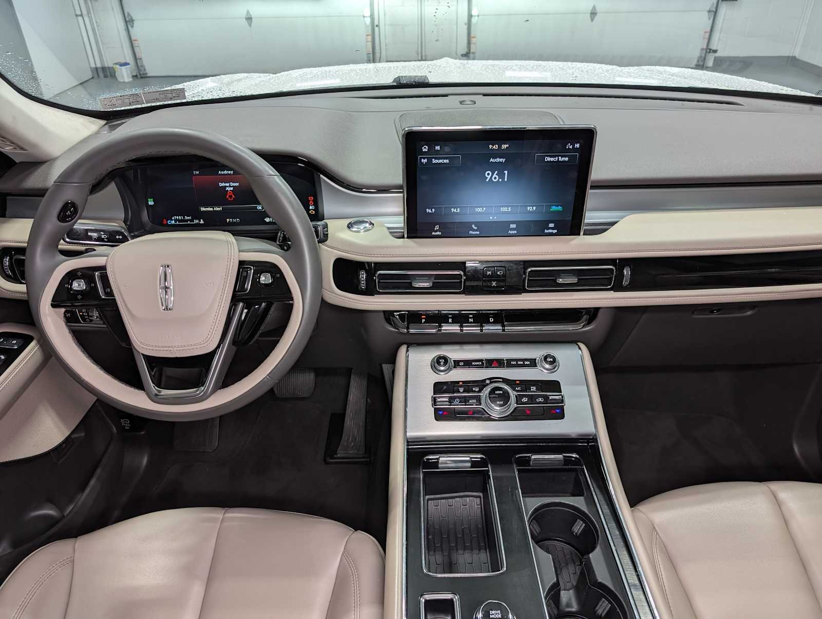 Used 2023 Pristine White Lincoln Standard image 17